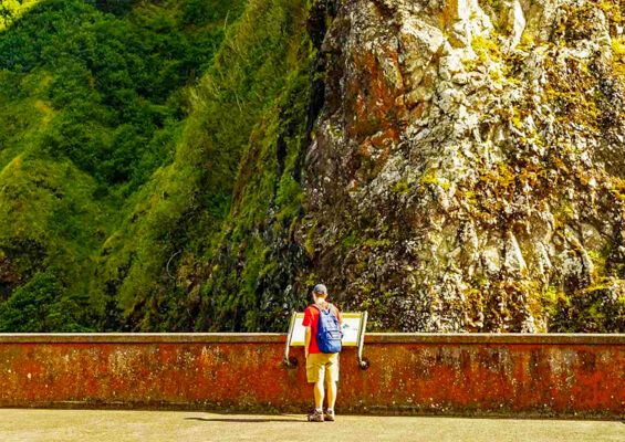 Nuuanu Pali Lookout Visitor And Cliffs Oahu