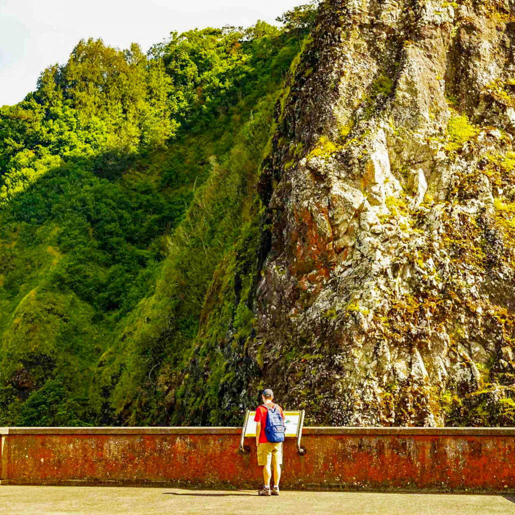 Great Shot Of Nuuanu Pali Lookout Visitor And Cliffs Oahu 