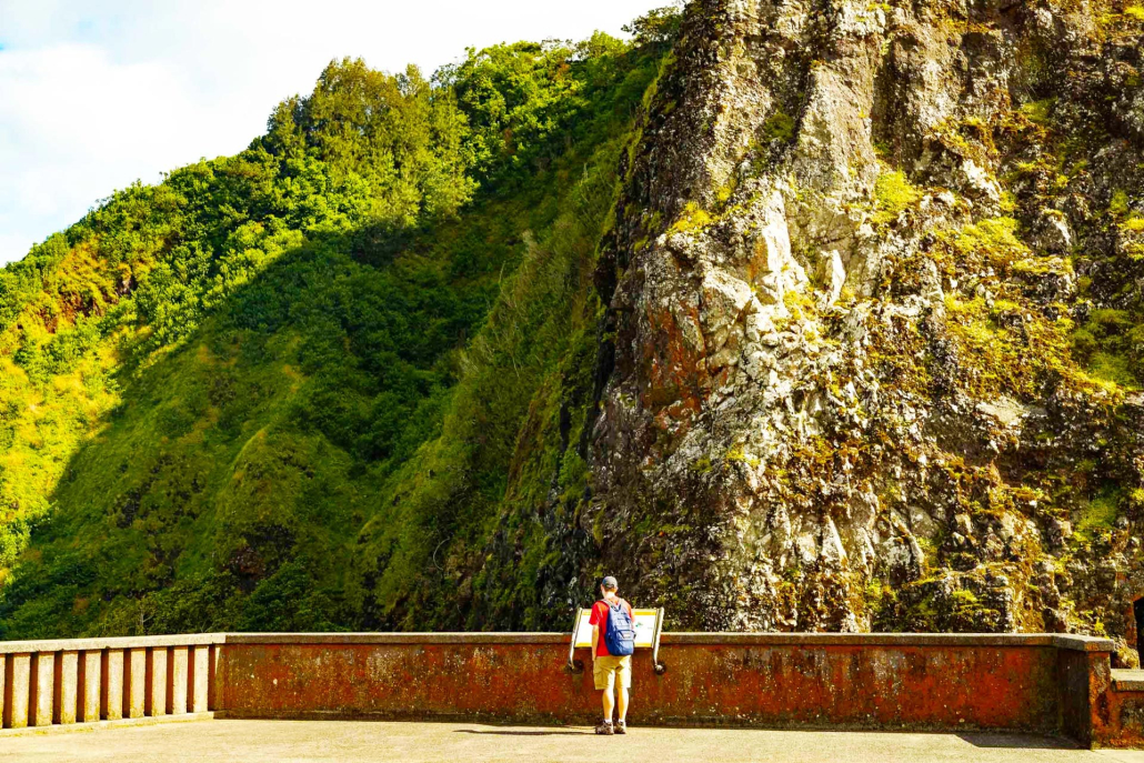Great Shot Of Nuuanu Pali Lookout Visitor And Cliffs Oahu