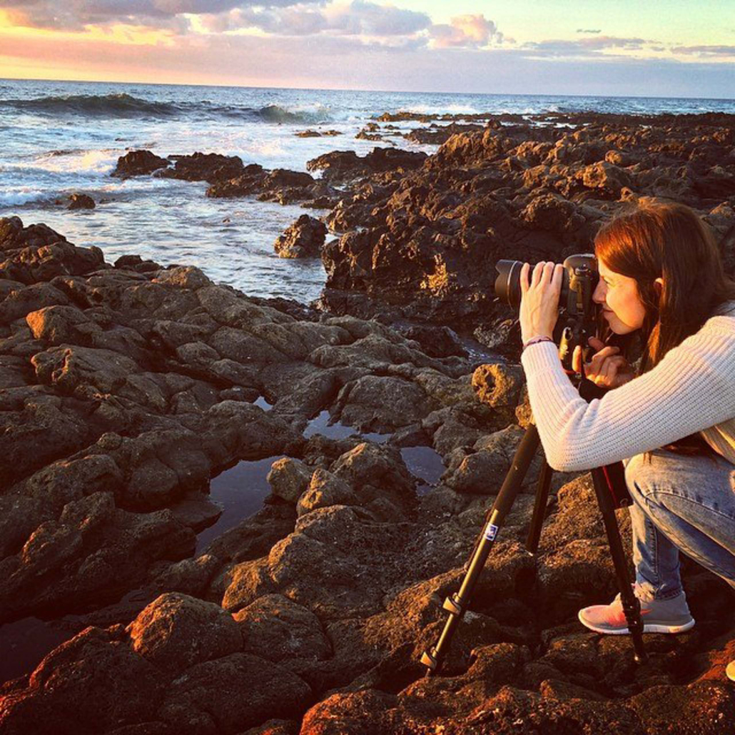 Bluehawaiiphototours Sunrise And Circle Island Photo Tour Girl Taking A Photo