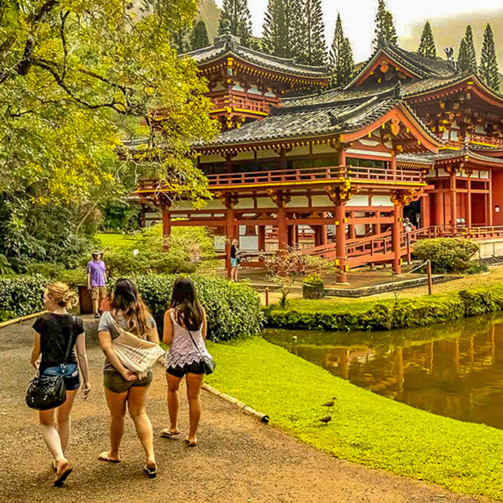 Byodo In Temple Visitors At Entrance Pond