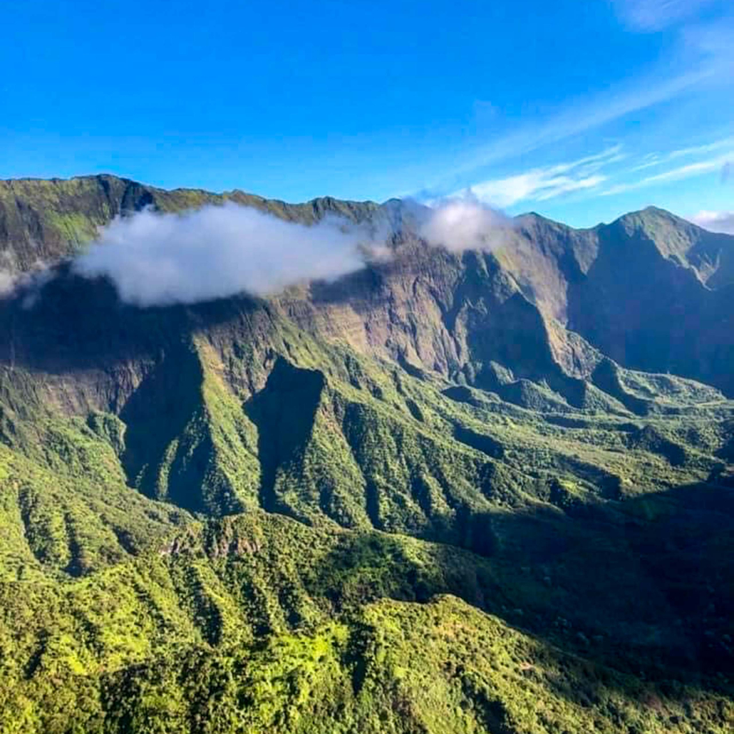 Sunshinehelicopters Kauai Ultimate Helicopter Tour Mountain And Cloudy