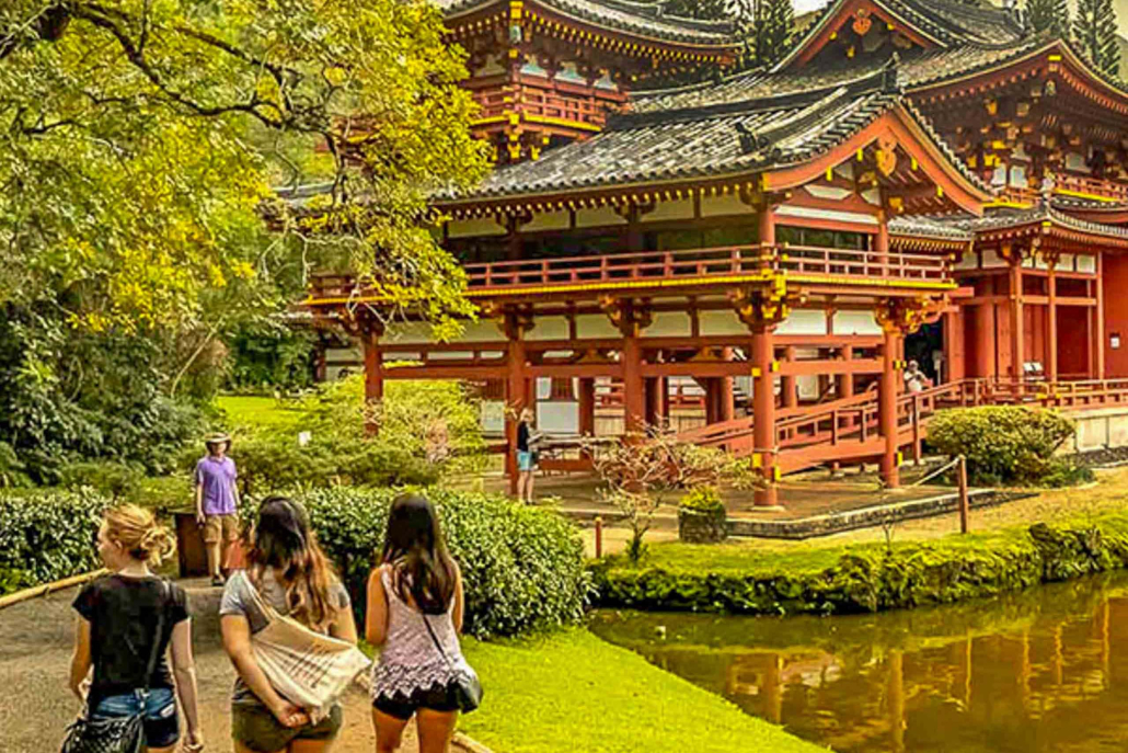Byodo In Temple Visitors At Entrance Pond